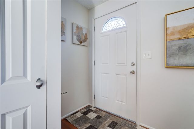 285 N Creek Xing, Greece, NY 14612