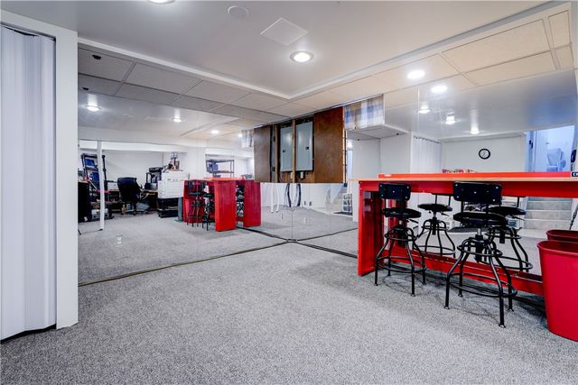 285 N Creek Xing, Greece, NY 14612