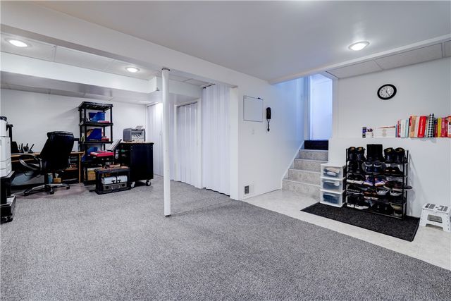 285 N Creek Xing, Greece, NY 14612