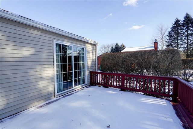 285 N Creek Xing, Greece, NY 14612