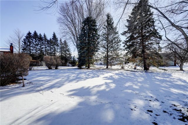 285 N Creek Xing, Greece, NY 14612