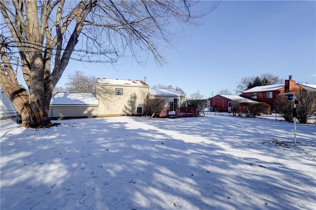 285 N Creek Xing, Greece, NY 14612