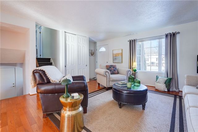 285 N Creek Xing, Greece, NY 14612