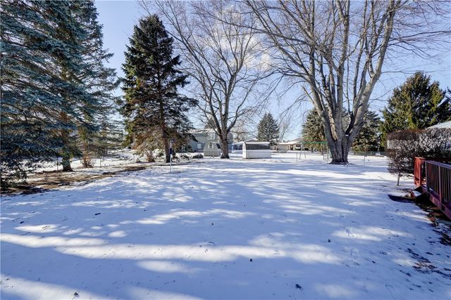 285 N Creek Xing, Greece, NY 14612