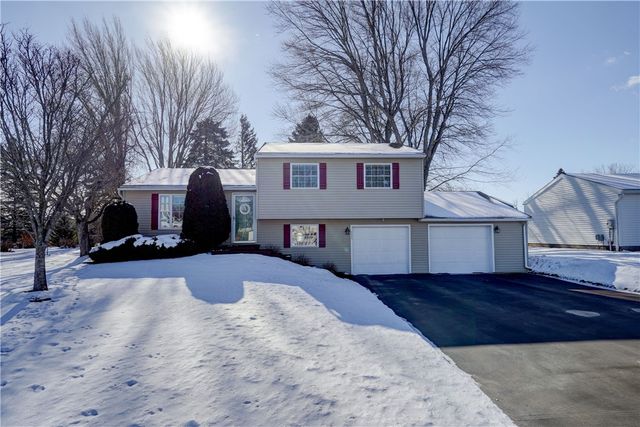 285 N Creek Xing, Greece, NY 14612