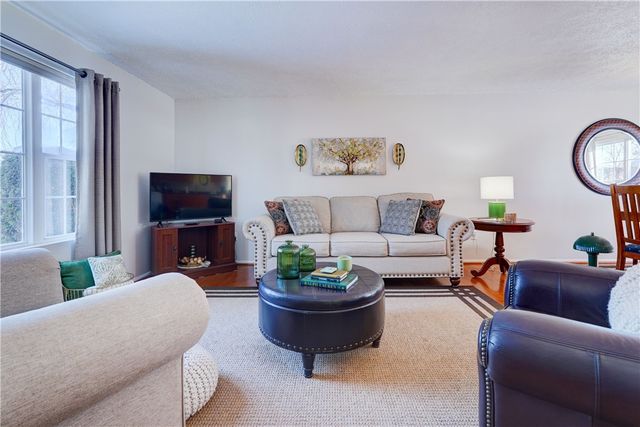 285 N Creek Xing, Greece, NY 14612