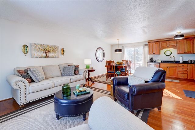 285 N Creek Xing, Greece, NY 14612