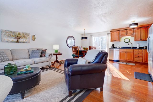 285 N Creek Xing, Greece, NY 14612