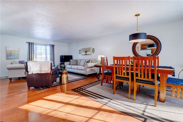 285 N Creek Xing, Greece, NY 14612