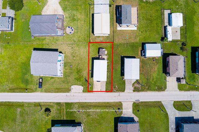 950 Clara Street, Crystal Beach, TX 77650