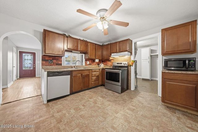 7700 Rosemary Ln, Louisville, KY 40214