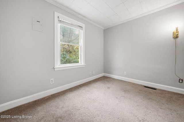 7700 Rosemary Ln, Louisville, KY 40214