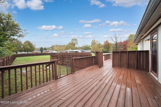 7700 Rosemary Ln, Louisville, KY 40214