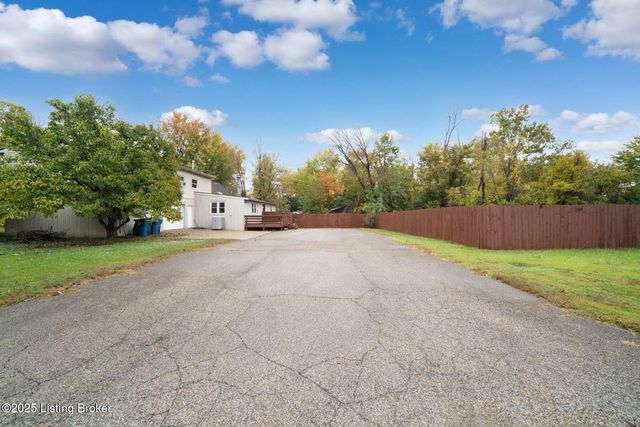 7700 Rosemary Ln, Louisville, KY 40214