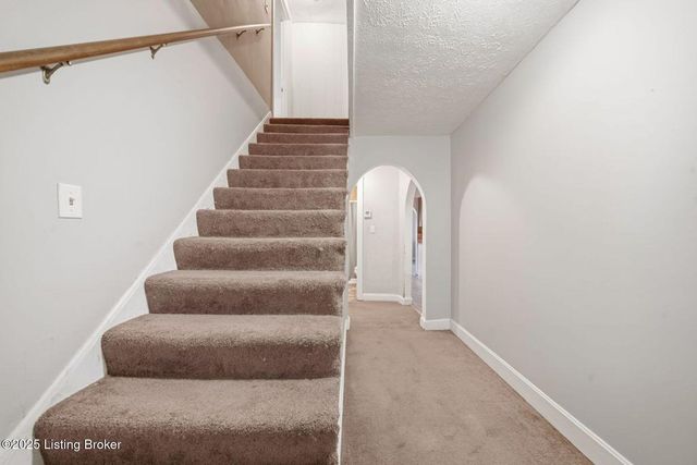 7700 Rosemary Ln, Louisville, KY 40214