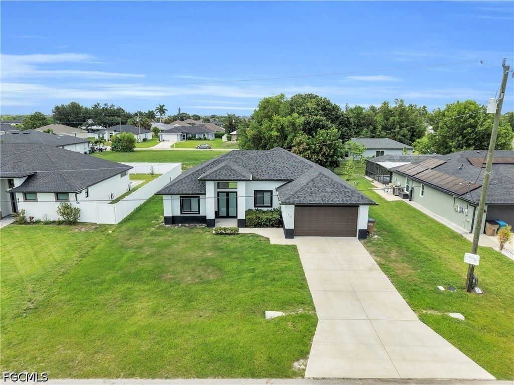 Image 1 of property listing at 627 NW 2nd TER, Cape Coral, FL 33993