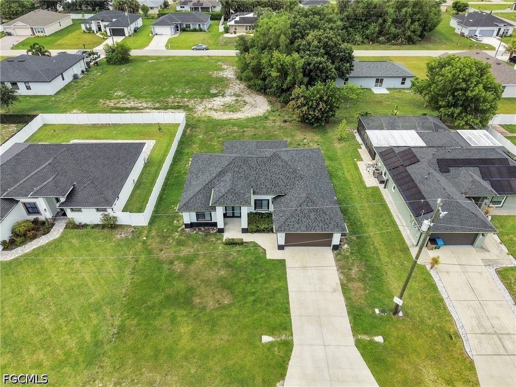 Image 6 of property listing at 627 NW 2nd TER, Cape Coral, FL 33993