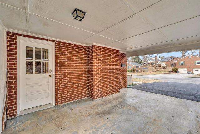 3634 Larson LN, Roanoke, VA 24018