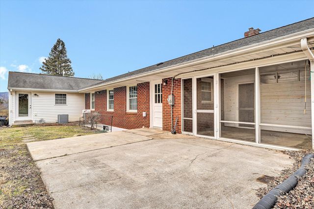 3634 Larson LN, Roanoke, VA 24018