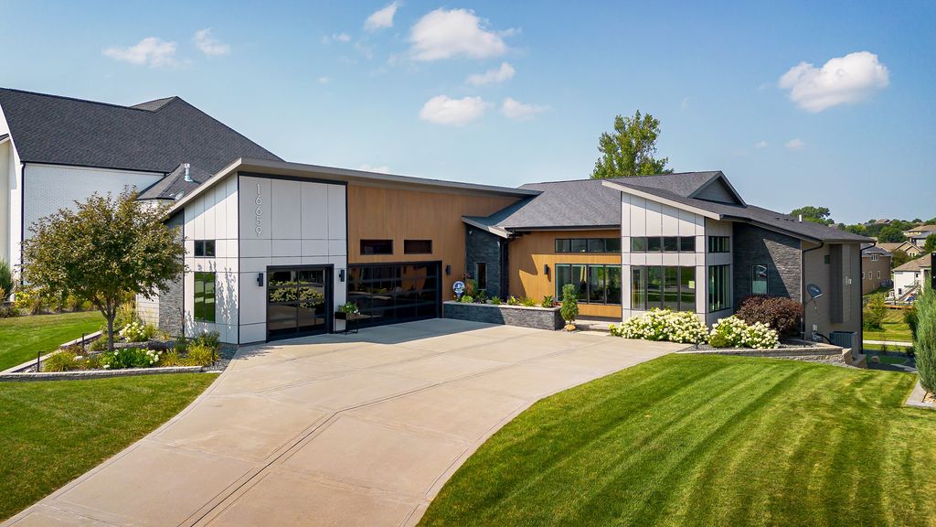 16659 Winston Drive, Clive, IA 50325