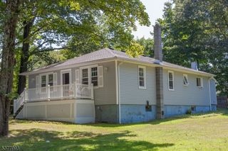 32 Mountain Rd, Hopatcong Boro, NJ 07843