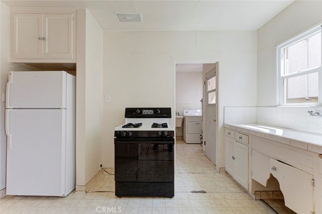 4909 York, Los Angeles, CA 90042