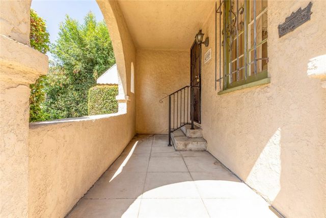 4909 York, Los Angeles, CA 90042
