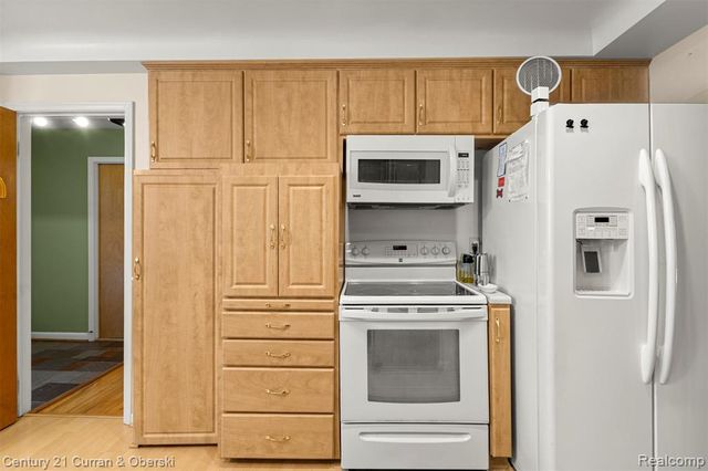 25703 Loch Lomond Drive, Dearborn Heights, MI 48125