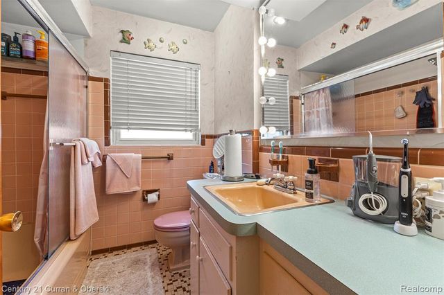 25703 Loch Lomond Drive, Dearborn Heights, MI 48125