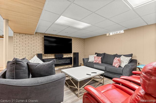 25703 Loch Lomond Drive, Dearborn Heights, MI 48125