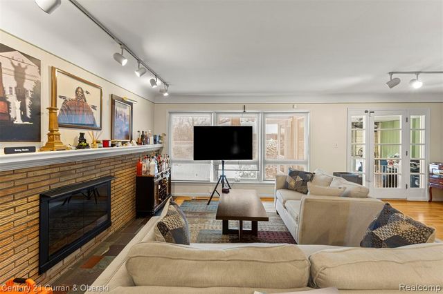 25703 Loch Lomond Drive, Dearborn Heights, MI 48125