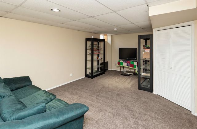1400 S 52nd Street 21, West Des Moines, IA 50265