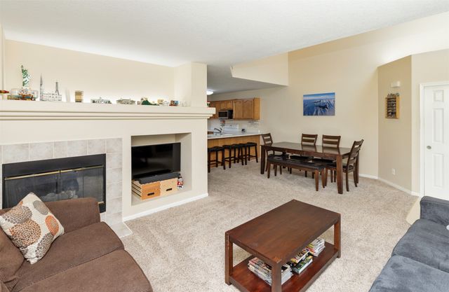 1400 S 52nd Street 21, West Des Moines, IA 50265