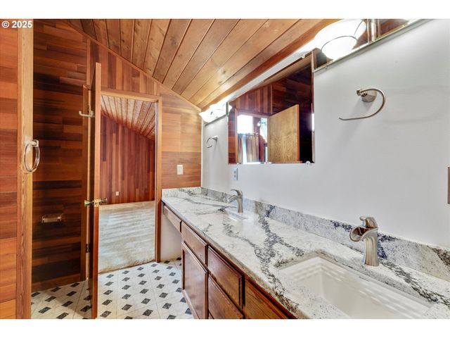 25164 S SPRINGWATER Rd, Estacada, OR 97023