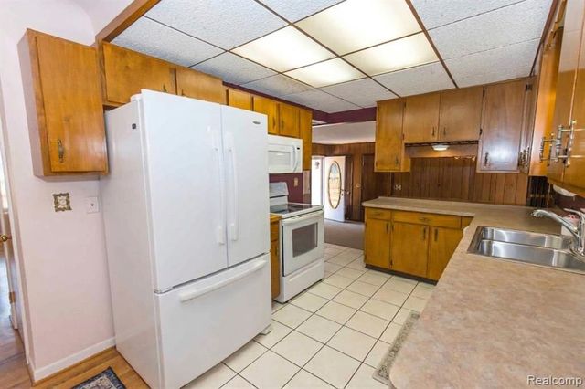 1225 Genella Street, Waterford, MI 48328