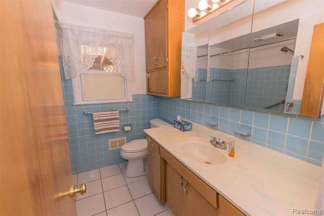 1225 Genella Street, Waterford, MI 48328