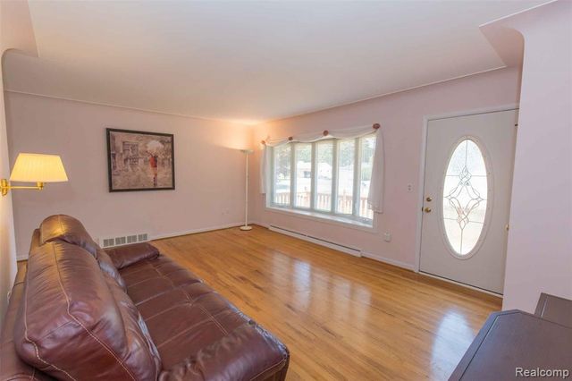 1225 Genella Street, Waterford, MI 48328