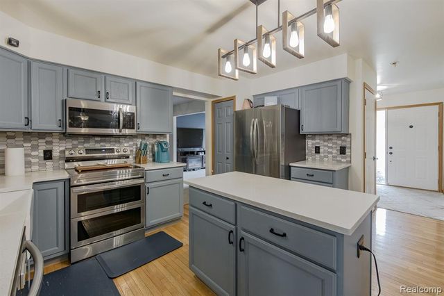 2241 Elkridge Circle, Highland, MI 48356