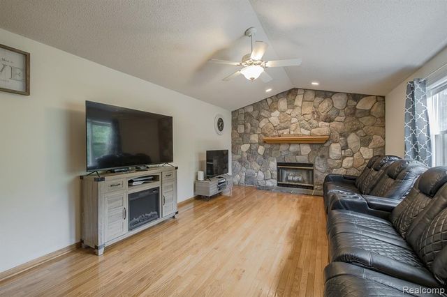 2241 Elkridge Circle, Highland, MI 48356