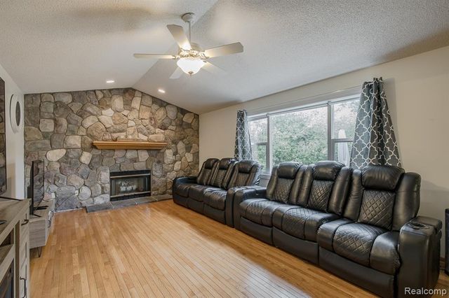 2241 Elkridge Circle, Highland, MI 48356