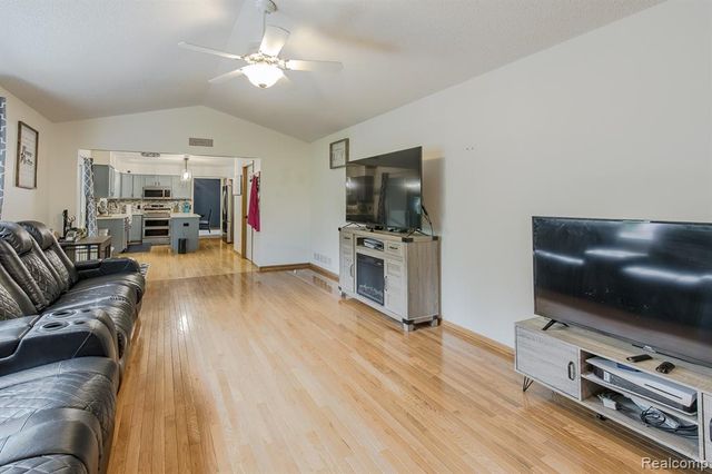 2241 Elkridge Circle, Highland, MI 48356