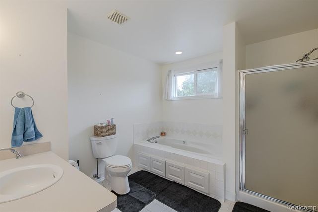 2241 Elkridge Circle, Highland, MI 48356