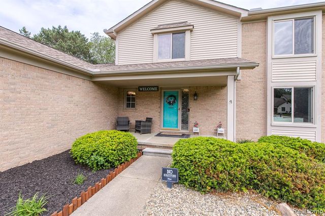 2241 Elkridge Circle, Highland, MI 48356
