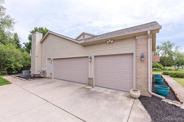 2241 Elkridge Circle, Highland, MI 48356