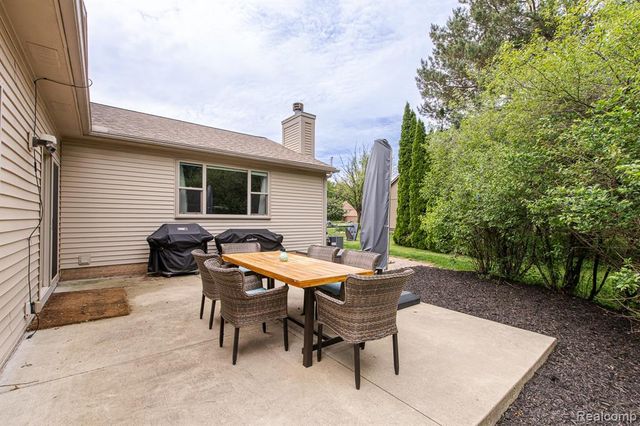 2241 Elkridge Circle, Highland, MI 48356