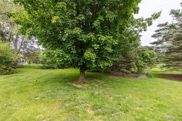 2241 Elkridge Circle, Highland, MI 48356