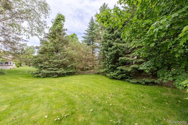 2241 Elkridge Circle, Highland, MI 48356