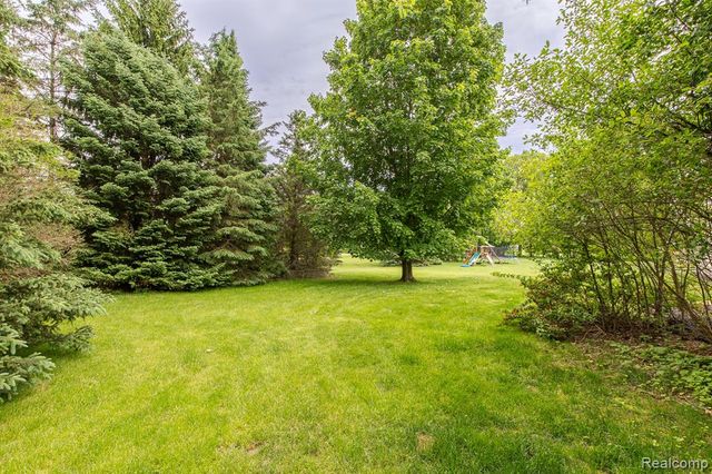 2241 Elkridge Circle, Highland, MI 48356