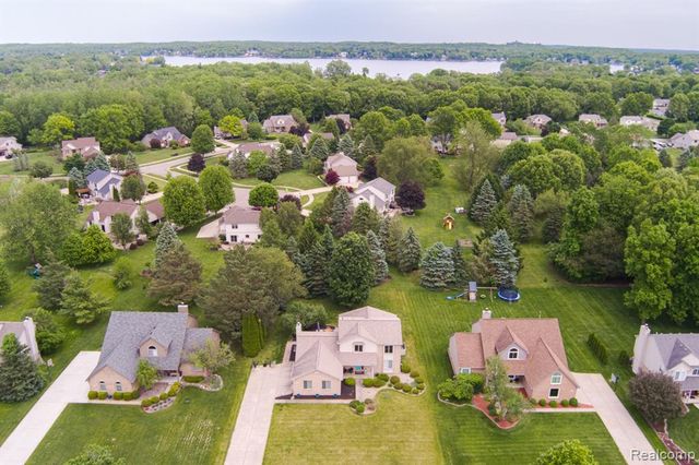 2241 Elkridge Circle, Highland, MI 48356