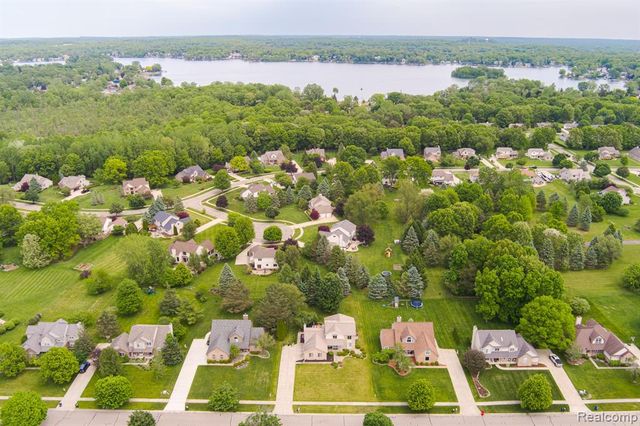 2241 Elkridge Circle, Highland, MI 48356